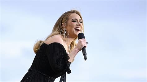  Adele's 30-årsjubileum: En kraftfull hyllning till självreflektion och försoning under pandemins skugga